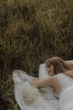 Bytom, Gliwice, Jastrzębie, Katowice, Rybnik, Wodzisław, Zabrze, fotograf śląsk, fotograf żory, fotografia kobieca, plener, pościel, red dress studio, sensual, sesja kobieca, sesja kobieca w plenerze, sesja sensualna, sesja w górach, sesja zdjęciowa, voucher na sesję kobiecą, zachód słońca, Śląsk, światło naturalne, Żory