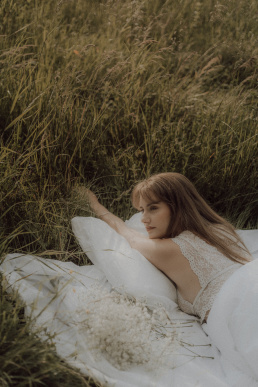 Bytom, Gliwice, Jastrzębie, Katowice, Rybnik, Wodzisław, Zabrze, fotograf śląsk, fotograf żory, fotografia kobieca, plener, pościel, red dress studio, sensual, sesja kobieca, sesja kobieca w plenerze, sesja sensualna, sesja w górach, sesja zdjęciowa, voucher na sesję kobiecą, zachód słońca, Śląsk, światło naturalne, Żory