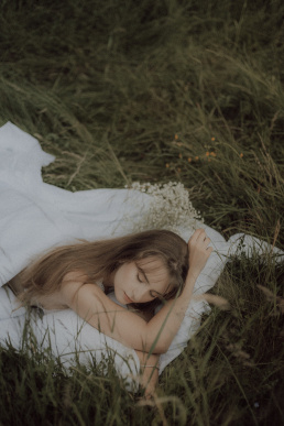 Bytom, Gliwice, Jastrzębie, Katowice, Rybnik, Wodzisław, Zabrze, fotograf śląsk, fotograf żory, fotografia kobieca, plener, pościel, red dress studio, sensual, sesja kobieca, sesja kobieca w plenerze, sesja sensualna, sesja w górach, sesja zdjęciowa, voucher na sesję kobiecą, zachód słońca, Śląsk, światło naturalne, Żory