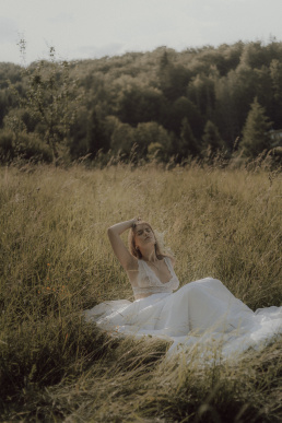 Bytom, Gliwice, Jastrzębie, Katowice, Rybnik, Wodzisław, Zabrze, fotograf śląsk, fotograf żory, fotografia kobieca, plener, pościel, red dress studio, sensual, sesja kobieca, sesja kobieca w plenerze, sesja sensualna, sesja w górach, sesja zdjęciowa, voucher na sesję kobiecą, zachód słońca, Śląsk, światło naturalne, Żory