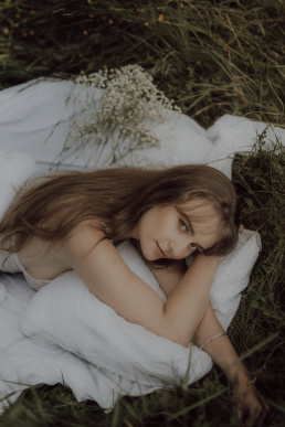 Bytom, Gliwice, Jastrzębie, Katowice, Rybnik, Wodzisław, Zabrze, fotograf śląsk, fotograf żory, fotografia kobieca, plener, pościel, red dress studio, sensual, sesja kobieca, sesja kobieca w plenerze, sesja sensualna, sesja w górach, sesja zdjęciowa, voucher na sesję kobiecą, zachód słońca, Śląsk, światło naturalne, Żory