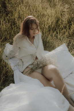 Bytom, Gliwice, Jastrzębie, Katowice, Rybnik, Wodzisław, Zabrze, fotograf śląsk, fotograf żory, fotografia kobieca, plener, pościel, red dress studio, sensual, sesja kobieca, sesja kobieca w plenerze, sesja sensualna, sesja w górach, sesja zdjęciowa, voucher na sesję kobiecą, zachód słońca, Śląsk, światło naturalne, Żory