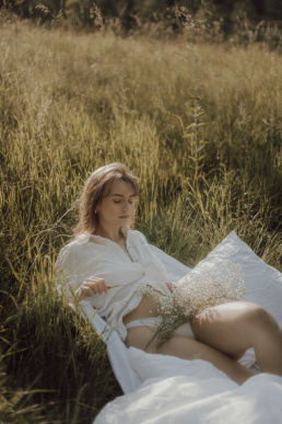 Bytom, Gliwice, Jastrzębie, Katowice, Rybnik, Wodzisław, Zabrze, fotograf śląsk, fotograf żory, fotografia kobieca, plener, pościel, red dress studio, sensual, sesja kobieca, sesja kobieca w plenerze, sesja sensualna, sesja w górach, sesja zdjęciowa, voucher na sesję kobiecą, zachód słońca, Śląsk, światło naturalne, Żory