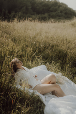 Bytom, Gliwice, Jastrzębie, Katowice, Rybnik, Wodzisław, Zabrze, fotograf śląsk, fotograf żory, fotografia kobieca, plener, pościel, red dress studio, sensual, sesja kobieca, sesja kobieca w plenerze, sesja sensualna, sesja w górach, sesja zdjęciowa, voucher na sesję kobiecą, zachód słońca, Śląsk, światło naturalne, Żory