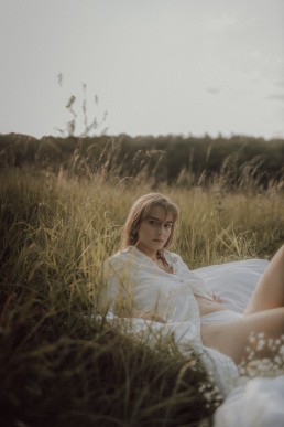 Bytom, Gliwice, Jastrzębie, Katowice, Rybnik, Wodzisław, Zabrze, fotograf śląsk, fotograf żory, fotografia kobieca, plener, pościel, red dress studio, sensual, sesja kobieca, sesja kobieca w plenerze, sesja sensualna, sesja w górach, sesja zdjęciowa, voucher na sesję kobiecą, zachód słońca, Śląsk, światło naturalne, Żory