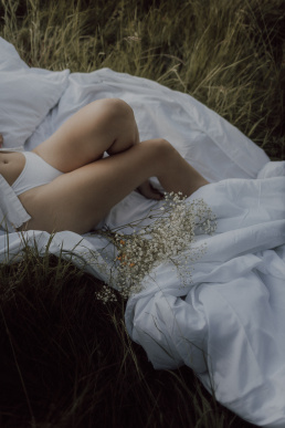 Bytom, Gliwice, Jastrzębie, Katowice, Rybnik, Wodzisław, Zabrze, fotograf śląsk, fotograf żory, fotografia kobieca, plener, pościel, red dress studio, sensual, sesja kobieca, sesja kobieca w plenerze, sesja sensualna, sesja w górach, sesja zdjęciowa, voucher na sesję kobiecą, zachód słońca, Śląsk, światło naturalne, Żory