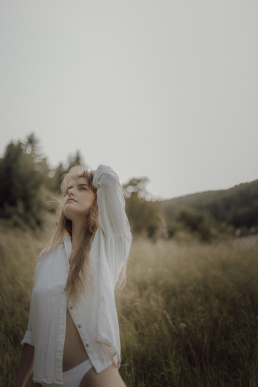 Bytom, Gliwice, Jastrzębie, Katowice, Rybnik, Wodzisław, Zabrze, fotograf śląsk, fotograf żory, fotografia kobieca, plener, pościel, red dress studio, sensual, sesja kobieca, sesja kobieca w plenerze, sesja sensualna, sesja w górach, sesja zdjęciowa, voucher na sesję kobiecą, zachód słońca, Śląsk, światło naturalne, Żory
