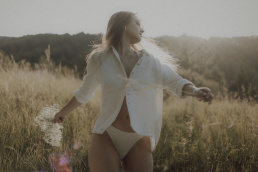 Bytom, Gliwice, Jastrzębie, Katowice, Rybnik, Wodzisław, Zabrze, fotograf śląsk, fotograf żory, fotografia kobieca, plener, pościel, red dress studio, sensual, sesja kobieca, sesja kobieca w plenerze, sesja sensualna, sesja w górach, sesja zdjęciowa, voucher na sesję kobiecą, zachód słońca, Śląsk, światło naturalne, Żory
