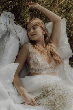 Bytom, Gliwice, Jastrzębie, Katowice, Rybnik, Wodzisław, Zabrze, fotograf śląsk, fotograf żory, fotografia kobieca, plener, pościel, red dress studio, sensual, sesja kobieca, sesja kobieca w plenerze, sesja sensualna, sesja w górach, sesja zdjęciowa, voucher na sesję kobiecą, zachód słońca, Śląsk, światło naturalne, Żory