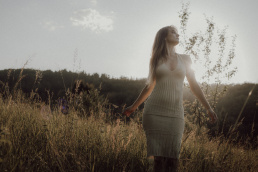Bytom, Gliwice, Jastrzębie, Katowice, Rybnik, Wodzisław, Zabrze, fotograf śląsk, fotograf żory, fotografia kobieca, plener, pościel, red dress studio, sensual, sesja kobieca, sesja kobieca w plenerze, sesja sensualna, sesja w górach, sesja zdjęciowa, voucher na sesję kobiecą, zachód słońca, Śląsk, światło naturalne, Żory
