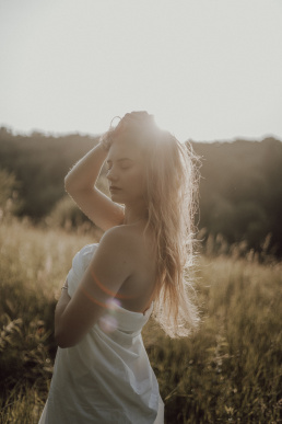 Bytom, Gliwice, Jastrzębie, Katowice, Rybnik, Wodzisław, Zabrze, fotograf śląsk, fotograf żory, fotografia kobieca, plener, pościel, red dress studio, sensual, sesja kobieca, sesja kobieca w plenerze, sesja sensualna, sesja w górach, sesja zdjęciowa, voucher na sesję kobiecą, zachód słońca, Śląsk, światło naturalne, Żory