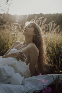 Bytom, Gliwice, Jastrzębie, Katowice, Rybnik, Wodzisław, Zabrze, fotograf śląsk, fotograf żory, fotografia kobieca, plener, pościel, red dress studio, sensual, sesja kobieca, sesja kobieca w plenerze, sesja sensualna, sesja w górach, sesja zdjęciowa, voucher na sesję kobiecą, zachód słońca, Śląsk, światło naturalne, Żory