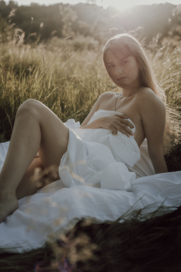 Bytom, Gliwice, Jastrzębie, Katowice, Rybnik, Wodzisław, Zabrze, fotograf śląsk, fotograf żory, fotografia kobieca, plener, pościel, red dress studio, sensual, sesja kobieca, sesja kobieca w plenerze, sesja sensualna, sesja w górach, sesja zdjęciowa, voucher na sesję kobiecą, zachód słońca, Śląsk, światło naturalne, Żory