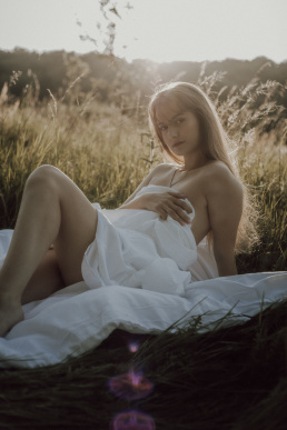 Bytom, Gliwice, Jastrzębie, Katowice, Rybnik, Wodzisław, Zabrze, fotograf śląsk, fotograf żory, fotografia kobieca, plener, pościel, red dress studio, sensual, sesja kobieca, sesja kobieca w plenerze, sesja sensualna, sesja w górach, sesja zdjęciowa, voucher na sesję kobiecą, zachód słońca, Śląsk, światło naturalne, Żory