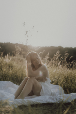 Bytom, Gliwice, Jastrzębie, Katowice, Rybnik, Wodzisław, Zabrze, fotograf śląsk, fotograf żory, fotografia kobieca, plener, pościel, red dress studio, sensual, sesja kobieca, sesja kobieca w plenerze, sesja sensualna, sesja w górach, sesja zdjęciowa, voucher na sesję kobiecą, zachód słońca, Śląsk, światło naturalne, Żory