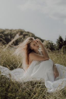 Bytom, Gliwice, Jastrzębie, Katowice, Rybnik, Wodzisław, Zabrze, fotograf śląsk, fotograf żory, fotografia kobieca, plener, pościel, red dress studio, sensual, sesja kobieca, sesja kobieca w plenerze, sesja sensualna, sesja w górach, sesja zdjęciowa, voucher na sesję kobiecą, zachód słońca, Śląsk, światło naturalne, Żory