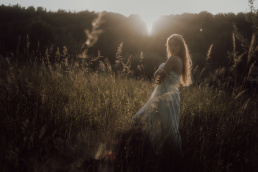 Bytom, Gliwice, Jastrzębie, Katowice, Rybnik, Wodzisław, Zabrze, fotograf śląsk, fotograf żory, fotografia kobieca, plener, pościel, red dress studio, sensual, sesja kobieca, sesja kobieca w plenerze, sesja sensualna, sesja w górach, sesja zdjęciowa, voucher na sesję kobiecą, zachód słońca, Śląsk, światło naturalne, Żory