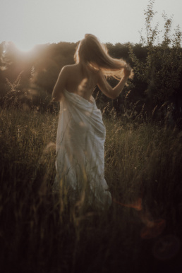 Bytom, Gliwice, Jastrzębie, Katowice, Rybnik, Wodzisław, Zabrze, fotograf śląsk, fotograf żory, fotografia kobieca, plener, pościel, red dress studio, sensual, sesja kobieca, sesja kobieca w plenerze, sesja sensualna, sesja w górach, sesja zdjęciowa, voucher na sesję kobiecą, zachód słońca, Śląsk, światło naturalne, Żory