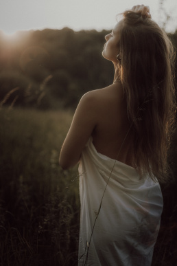 Bytom, Gliwice, Jastrzębie, Katowice, Rybnik, Wodzisław, Zabrze, fotograf śląsk, fotograf żory, fotografia kobieca, plener, pościel, red dress studio, sensual, sesja kobieca, sesja kobieca w plenerze, sesja sensualna, sesja w górach, sesja zdjęciowa, voucher na sesję kobiecą, zachód słońca, Śląsk, światło naturalne, Żory