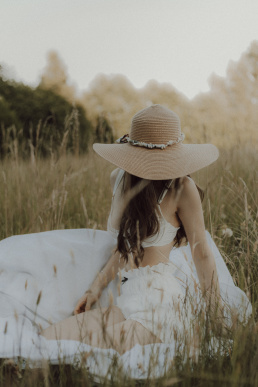Bytom, Gliwice, Katowice, Pszczyna, Red Dress Studio, Rybnik, Wodzisław, Zabrze, aesthetic, fotograf żory, fotografia kobieca, minimalizm, sensual, sesja kobieca w plenerze, sesja kobieca żory, sesja o zachodzie słońca, sesja w plenerze, sesja w polu, voucher na sesję kobiecą, światło naturalne, Żory