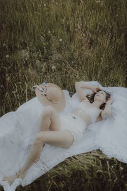 Bytom, Gliwice, Katowice, Pszczyna, Red Dress Studio, Rybnik, Wodzisław, Zabrze, aesthetic, fotograf żory, fotografia kobieca, minimalizm, sensual, sesja kobieca w plenerze, sesja kobieca żory, sesja o zachodzie słońca, sesja w plenerze, sesja w polu, voucher na sesję kobiecą, światło naturalne, Żory