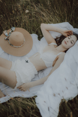 Bytom, Gliwice, Katowice, Pszczyna, Red Dress Studio, Rybnik, Wodzisław, Zabrze, aesthetic, fotograf żory, fotografia kobieca, minimalizm, sensual, sesja kobieca w plenerze, sesja kobieca żory, sesja o zachodzie słońca, sesja w plenerze, sesja w polu, voucher na sesję kobiecą, światło naturalne, Żory