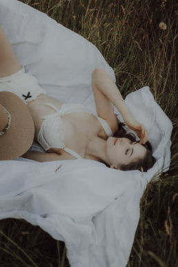 Bytom, Gliwice, Katowice, Pszczyna, Red Dress Studio, Rybnik, Wodzisław, Zabrze, aesthetic, fotograf żory, fotografia kobieca, minimalizm, sensual, sesja kobieca w plenerze, sesja kobieca żory, sesja o zachodzie słońca, sesja w plenerze, sesja w polu, voucher na sesję kobiecą, światło naturalne, Żory