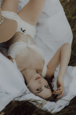 Bytom, Gliwice, Katowice, Pszczyna, Red Dress Studio, Rybnik, Wodzisław, Zabrze, aesthetic, fotograf żory, fotografia kobieca, minimalizm, sensual, sesja kobieca w plenerze, sesja kobieca żory, sesja o zachodzie słońca, sesja w plenerze, sesja w polu, voucher na sesję kobiecą, światło naturalne, Żory