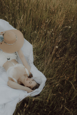 Bytom, Gliwice, Katowice, Pszczyna, Red Dress Studio, Rybnik, Wodzisław, Zabrze, aesthetic, fotograf żory, fotografia kobieca, minimalizm, sensual, sesja kobieca w plenerze, sesja kobieca żory, sesja o zachodzie słońca, sesja w plenerze, sesja w polu, voucher na sesję kobiecą, światło naturalne, Żory