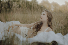 Bytom, Gliwice, Katowice, Pszczyna, Red Dress Studio, Rybnik, Wodzisław, Zabrze, aesthetic, fotograf żory, fotografia kobieca, minimalizm, sensual, sesja kobieca w plenerze, sesja kobieca żory, sesja o zachodzie słońca, sesja w plenerze, sesja w polu, voucher na sesję kobiecą, światło naturalne, Żory