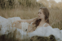 Bytom, Gliwice, Katowice, Pszczyna, Red Dress Studio, Rybnik, Wodzisław, Zabrze, aesthetic, fotograf żory, fotografia kobieca, minimalizm, sensual, sesja kobieca w plenerze, sesja kobieca żory, sesja o zachodzie słońca, sesja w plenerze, sesja w polu, voucher na sesję kobiecą, światło naturalne, Żory
