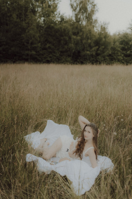 Bytom, Gliwice, Katowice, Pszczyna, Red Dress Studio, Rybnik, Wodzisław, Zabrze, aesthetic, fotograf żory, fotografia kobieca, minimalizm, sensual, sesja kobieca w plenerze, sesja kobieca żory, sesja o zachodzie słońca, sesja w plenerze, sesja w polu, voucher na sesję kobiecą, światło naturalne, Żory