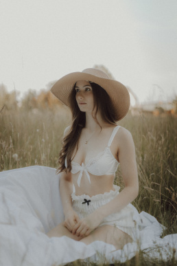 Bytom, Gliwice, Katowice, Pszczyna, Red Dress Studio, Rybnik, Wodzisław, Zabrze, aesthetic, fotograf żory, fotografia kobieca, minimalizm, sensual, sesja kobieca w plenerze, sesja kobieca żory, sesja o zachodzie słońca, sesja w plenerze, sesja w polu, voucher na sesję kobiecą, światło naturalne, Żory