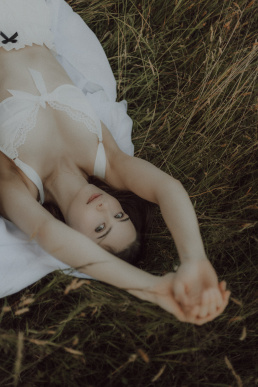 Bytom, Gliwice, Katowice, Pszczyna, Red Dress Studio, Rybnik, Wodzisław, Zabrze, aesthetic, fotograf żory, fotografia kobieca, minimalizm, sensual, sesja kobieca w plenerze, sesja kobieca żory, sesja o zachodzie słońca, sesja w plenerze, sesja w polu, voucher na sesję kobiecą, światło naturalne, Żory