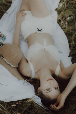 Bytom, Gliwice, Katowice, Pszczyna, Red Dress Studio, Rybnik, Wodzisław, Zabrze, aesthetic, fotograf żory, fotografia kobieca, minimalizm, sensual, sesja kobieca w plenerze, sesja kobieca żory, sesja o zachodzie słońca, sesja w plenerze, sesja w polu, voucher na sesję kobiecą, światło naturalne, Żory