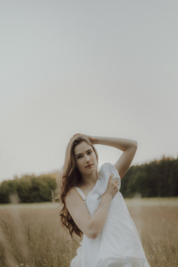 Bytom, Gliwice, Katowice, Pszczyna, Red Dress Studio, Rybnik, Wodzisław, Zabrze, aesthetic, fotograf żory, fotografia kobieca, minimalizm, sensual, sesja kobieca w plenerze, sesja kobieca żory, sesja o zachodzie słońca, sesja w plenerze, sesja w polu, voucher na sesję kobiecą, światło naturalne, Żory