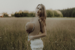 Bytom, Gliwice, Katowice, Pszczyna, Red Dress Studio, Rybnik, Wodzisław, Zabrze, aesthetic, fotograf żory, fotografia kobieca, minimalizm, sensual, sesja kobieca w plenerze, sesja kobieca żory, sesja o zachodzie słońca, sesja w plenerze, sesja w polu, voucher na sesję kobiecą, światło naturalne, Żory