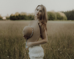 Bytom, Gliwice, Katowice, Pszczyna, Red Dress Studio, Rybnik, Wodzisław, Zabrze, aesthetic, fotograf żory, fotografia kobieca, minimalizm, sensual, sesja kobieca w plenerze, sesja kobieca żory, sesja o zachodzie słońca, sesja w plenerze, sesja w polu, voucher na sesję kobiecą, światło naturalne, Żory