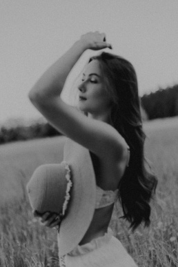 Bytom, Gliwice, Katowice, Pszczyna, Red Dress Studio, Rybnik, Wodzisław, Zabrze, aesthetic, fotograf żory, fotografia kobieca, minimalizm, sensual, sesja kobieca w plenerze, sesja kobieca żory, sesja o zachodzie słońca, sesja w plenerze, sesja w polu, voucher na sesję kobiecą, światło naturalne, Żory