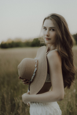 Bytom, Gliwice, Katowice, Pszczyna, Red Dress Studio, Rybnik, Wodzisław, Zabrze, aesthetic, fotograf żory, fotografia kobieca, minimalizm, sensual, sesja kobieca w plenerze, sesja kobieca żory, sesja o zachodzie słońca, sesja w plenerze, sesja w polu, voucher na sesję kobiecą, światło naturalne, Żory