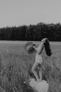 Bytom, Gliwice, Katowice, Pszczyna, Red Dress Studio, Rybnik, Wodzisław, Zabrze, aesthetic, fotograf żory, fotografia kobieca, minimalizm, sensual, sesja kobieca w plenerze, sesja kobieca żory, sesja o zachodzie słońca, sesja w plenerze, sesja w polu, voucher na sesję kobiecą, światło naturalne, Żory
