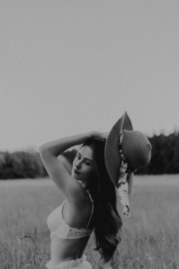 Bytom, Gliwice, Katowice, Pszczyna, Red Dress Studio, Rybnik, Wodzisław, Zabrze, aesthetic, fotograf żory, fotografia kobieca, minimalizm, sensual, sesja kobieca w plenerze, sesja kobieca żory, sesja o zachodzie słońca, sesja w plenerze, sesja w polu, voucher na sesję kobiecą, światło naturalne, Żory