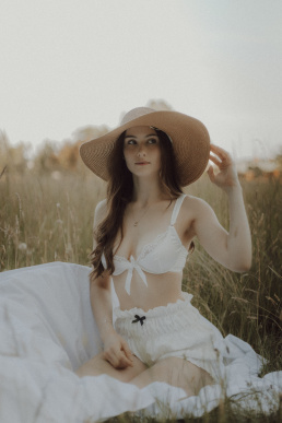 Bytom, Gliwice, Katowice, Pszczyna, Red Dress Studio, Rybnik, Wodzisław, Zabrze, aesthetic, fotograf żory, fotografia kobieca, minimalizm, sensual, sesja kobieca w plenerze, sesja kobieca żory, sesja o zachodzie słońca, sesja w plenerze, sesja w polu, voucher na sesję kobiecą, światło naturalne, Żory