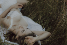 Bytom, Gliwice, Katowice, Pszczyna, Red Dress Studio, Rybnik, Wodzisław, Zabrze, aesthetic, fotograf żory, fotografia kobieca, minimalizm, sensual, sesja kobieca w plenerze, sesja kobieca żory, sesja o zachodzie słońca, sesja w plenerze, sesja w polu, voucher na sesję kobiecą, światło naturalne, Żory