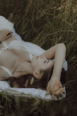 Bytom, Gliwice, Katowice, Pszczyna, Red Dress Studio, Rybnik, Wodzisław, Zabrze, aesthetic, fotograf żory, fotografia kobieca, minimalizm, sensual, sesja kobieca w plenerze, sesja kobieca żory, sesja o zachodzie słońca, sesja w plenerze, sesja w polu, voucher na sesję kobiecą, światło naturalne, Żory
