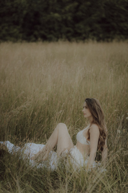 Bytom, Gliwice, Katowice, Pszczyna, Red Dress Studio, Rybnik, Wodzisław, Zabrze, aesthetic, fotograf żory, fotografia kobieca, minimalizm, sensual, sesja kobieca w plenerze, sesja kobieca żory, sesja o zachodzie słońca, sesja w plenerze, sesja w polu, voucher na sesję kobiecą, światło naturalne, Żory