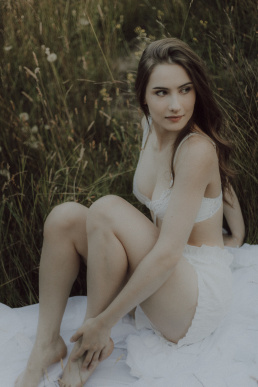 Bytom, Gliwice, Katowice, Pszczyna, Red Dress Studio, Rybnik, Wodzisław, Zabrze, aesthetic, fotograf żory, fotografia kobieca, minimalizm, sensual, sesja kobieca w plenerze, sesja kobieca żory, sesja o zachodzie słońca, sesja w plenerze, sesja w polu, voucher na sesję kobiecą, światło naturalne, Żory