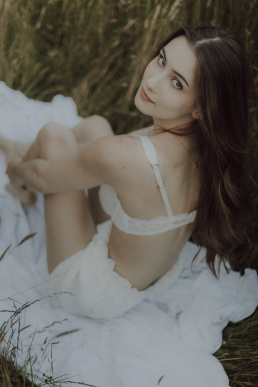 Bytom, Gliwice, Katowice, Pszczyna, Red Dress Studio, Rybnik, Wodzisław, Zabrze, aesthetic, fotograf żory, fotografia kobieca, minimalizm, sensual, sesja kobieca w plenerze, sesja kobieca żory, sesja o zachodzie słońca, sesja w plenerze, sesja w polu, voucher na sesję kobiecą, światło naturalne, Żory