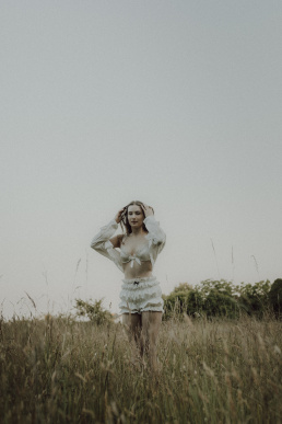 Bytom, Gliwice, Katowice, Pszczyna, Red Dress Studio, Rybnik, Wodzisław, Zabrze, aesthetic, fotograf żory, fotografia kobieca, minimalizm, sensual, sesja kobieca w plenerze, sesja kobieca żory, sesja o zachodzie słońca, sesja w plenerze, sesja w polu, voucher na sesję kobiecą, światło naturalne, Żory