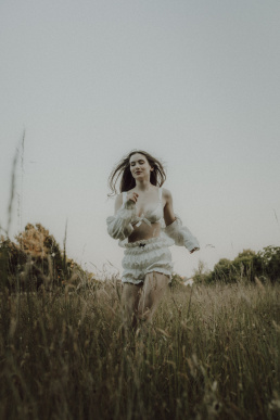 Bytom, Gliwice, Katowice, Pszczyna, Red Dress Studio, Rybnik, Wodzisław, Zabrze, aesthetic, fotograf żory, fotografia kobieca, minimalizm, sensual, sesja kobieca w plenerze, sesja kobieca żory, sesja o zachodzie słońca, sesja w plenerze, sesja w polu, voucher na sesję kobiecą, światło naturalne, Żory